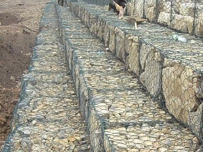 安定石籠護坡與雷諾護墊護坡什么差異